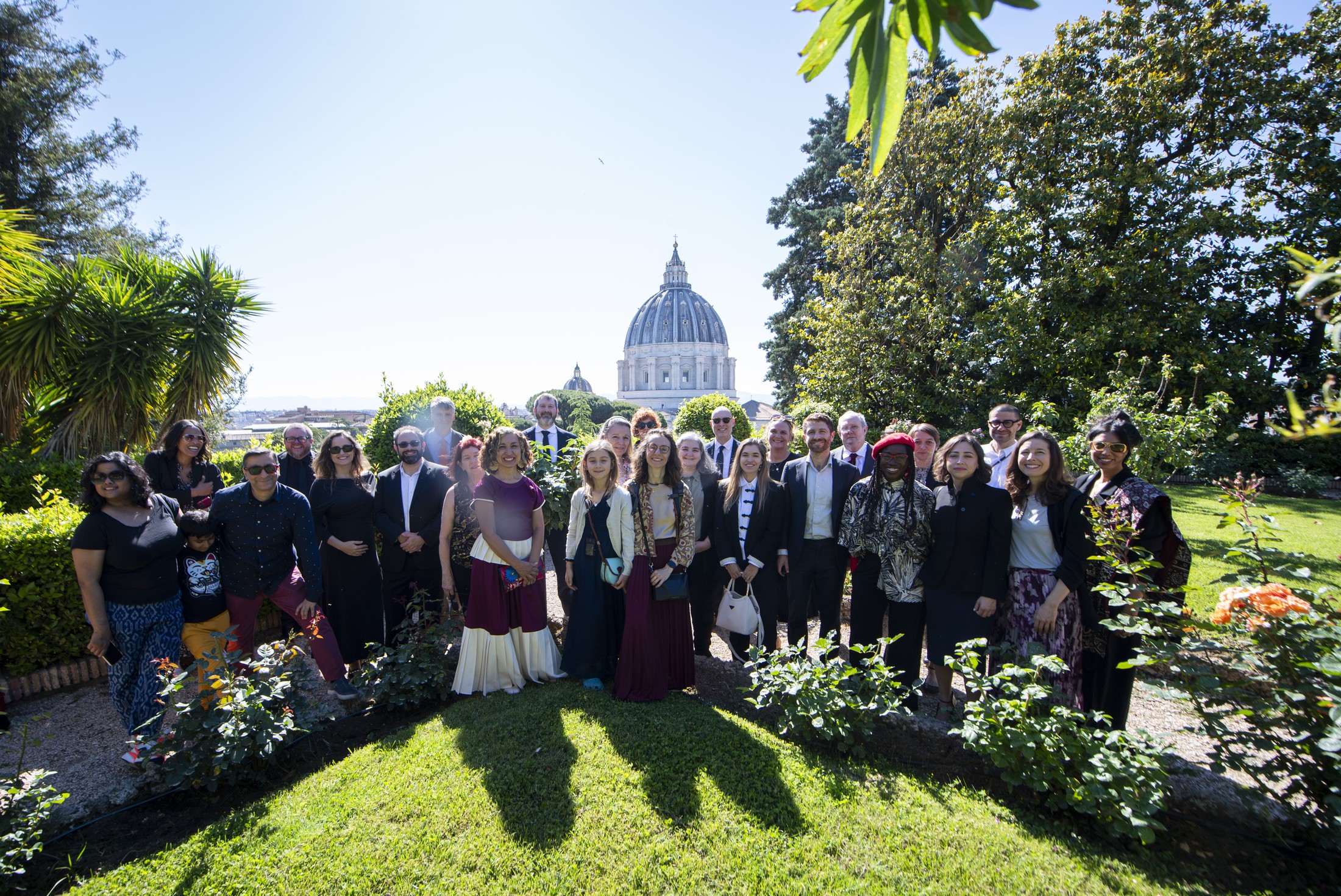 Photographie de groupe dans les jardins du Vatican.
